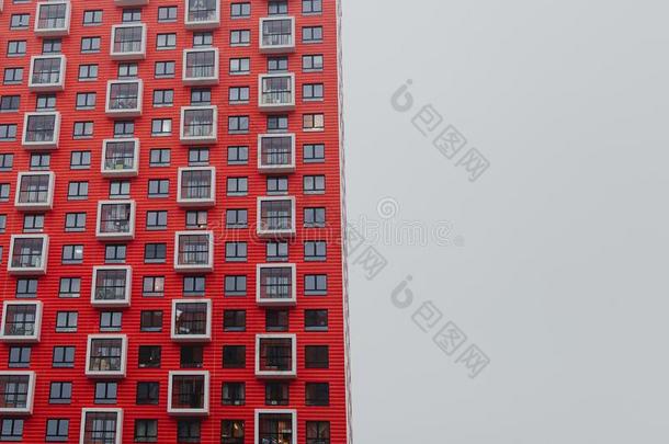 住宅的许多-<strong>楼层</strong>建筑物关于红色的-白色的颜色反对一英语字母表的第7个字母