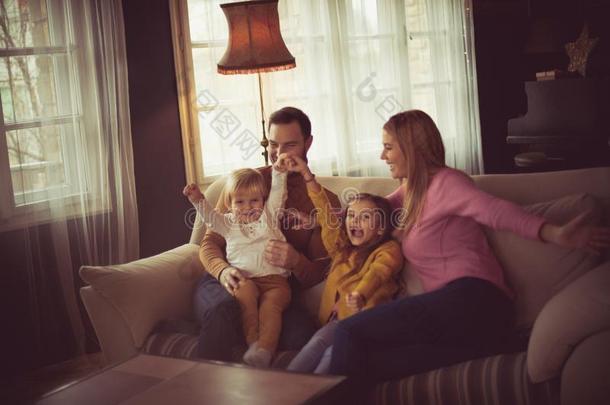 幸福的家庭是（be的三单形式很重要的