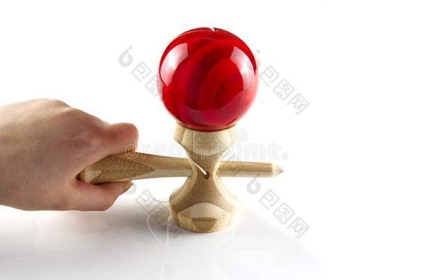 <strong>剑</strong>玉日本人木制的玩具向向白色的.木材玩具和红色的balancing平衡.