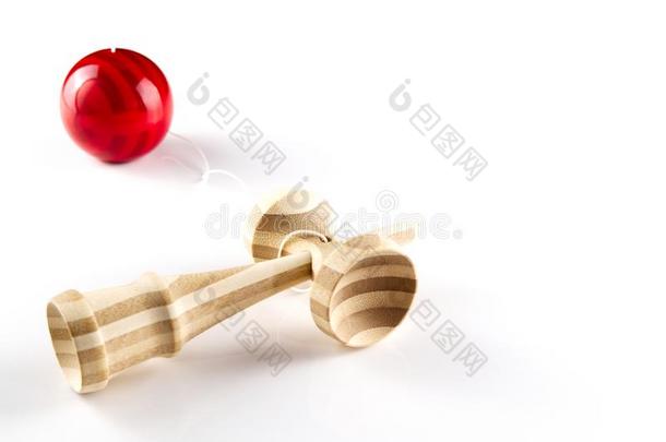 剑玉日本人木制的玩具向向白色的.木材玩具和红色的balancing平衡.