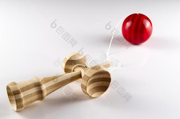 <strong>剑</strong>玉日本人木制的玩具向隔离的向白色的.木材玩具和