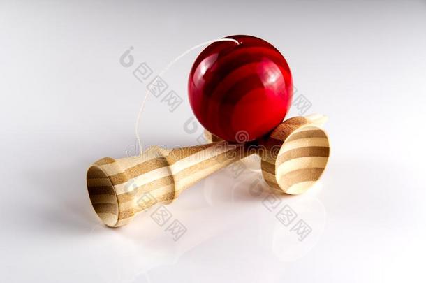 剑玉日本人木制的玩具向隔离的向白色的.木材玩具和
