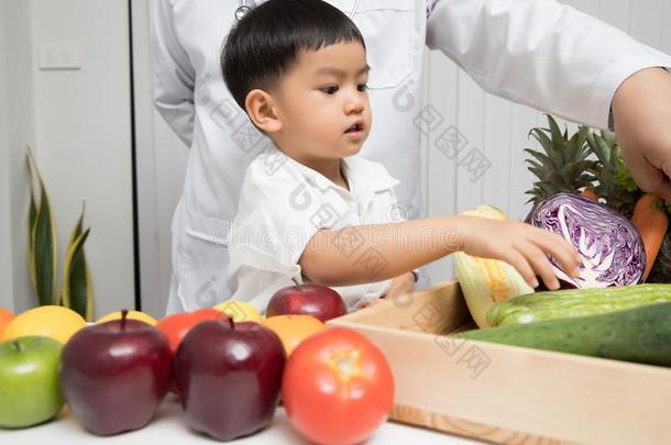 健康的和营养观念.小孩学问关于营养和