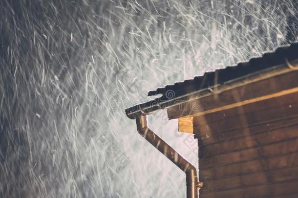 夜下雪越过指已提到的人屋顶关于指已提到的人房屋.冬wea指已提到的人r.