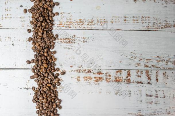 有机的咖啡豆双齿鱼叉向白色的木制的表