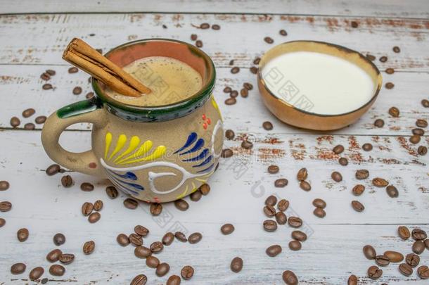 墨西哥人咖啡豆和樟属植物采用杯子和墨西哥人装饰向wickets三柱门