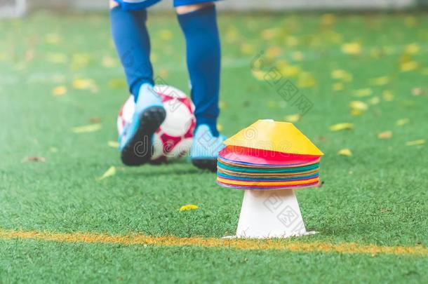 足球训练圆锥体设备向绿色的运动田为足球