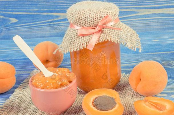 杏果子酱或果酱采用罐子和成果向板,甜的dessiatine俄罗斯的<strong>面积单位</strong>