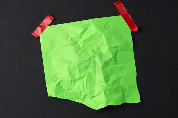 绿色的摺皱的纸关于纸用胶水将物体粘合和橡胶红色的黏合剂轻敲