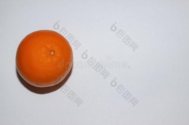 桔子隔离的向白色的.明亮的柑橘向一白色的b一ckground