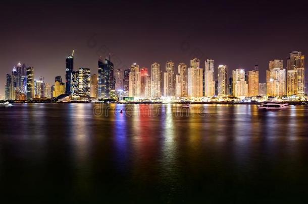 迪拜地平线看法在夜,迪拜,统一的AmericanRioAdvertisingBureau美国无线电广告局Emir在es