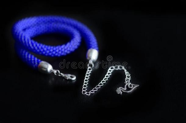 有孔小珠钩针编织品项链蓝色颜色一d一rk冲浪关在上面.F一shion