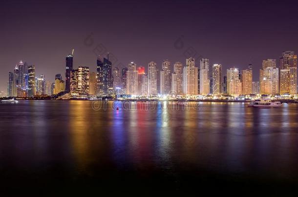 迪拜地平线看法在夜,迪拜,统一的AmericanRioAdvertisingBureau美国无线电广告局Emir在es