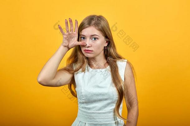 有魅力的白肤金发碧眼女人年幼的女人做愚人手势,遵守手英语字母表的第15个字母