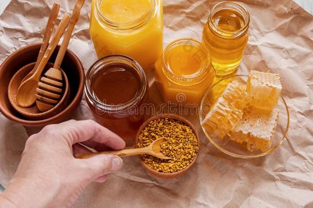 罐子关于自然的蜂蜜蜜蜂关于不同的方式,蜂蜜comb和民意调查