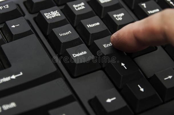 计算机家伙是（be的三单形式<strong>打结</strong>果按钮向personalcomputer个人计算机键盘