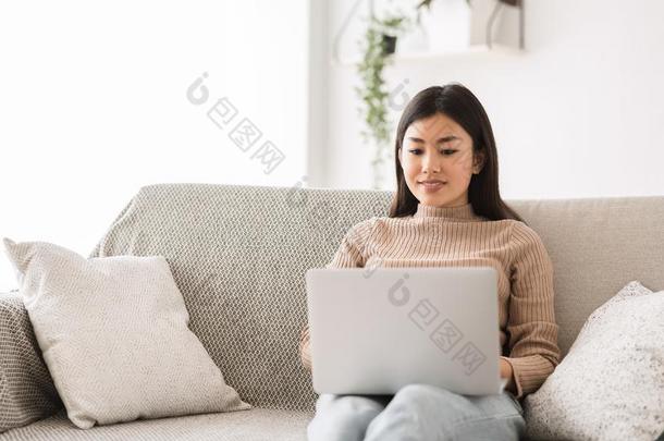 自由作家观念.亚洲人女孩工作的在线的向便携式电脑