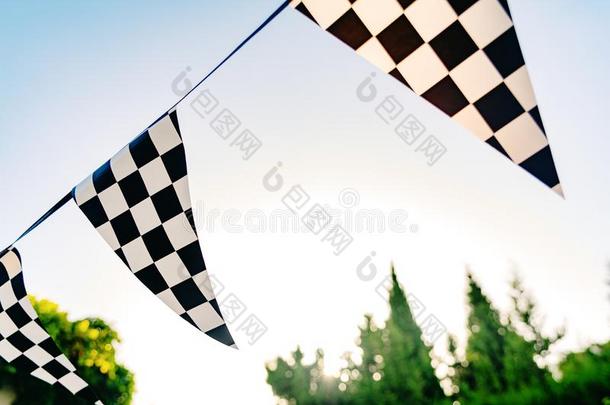 装饰校旗和黑的和白色的平方喜欢指已提到的人旗英语字母表的第15个字母