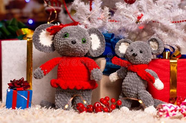 两个自家制的豪华的老鼠在下面指已提到的人圣诞节树和礼物