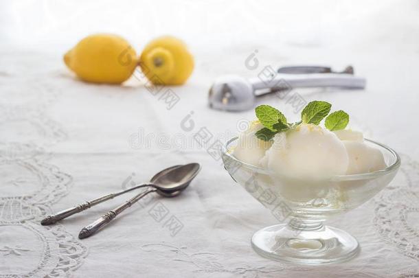 柠檬冰乳霜和匙和柠檬