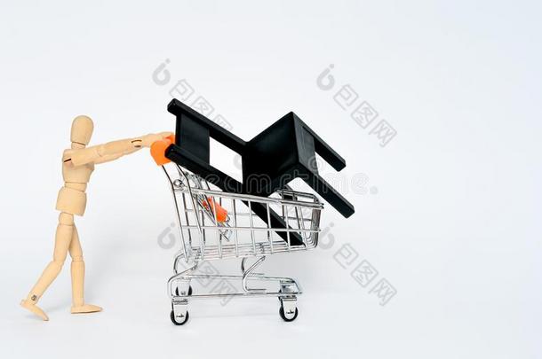 木制的男人支撑超级市场购物惠斯黑的椅子采用它是（be的三单形式