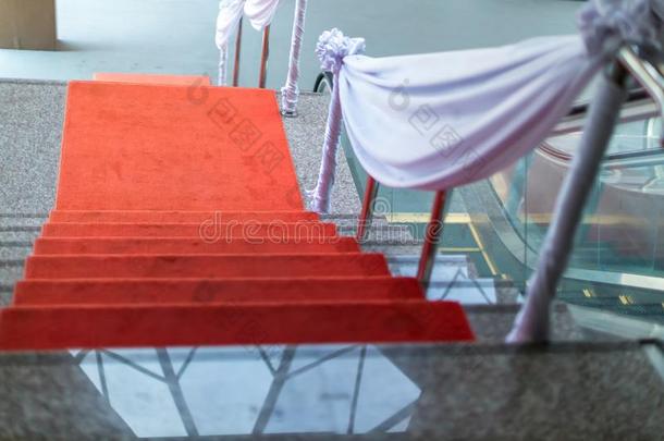 长的红色的地毯在之间粗绳障碍向入口.红色的地毯一
