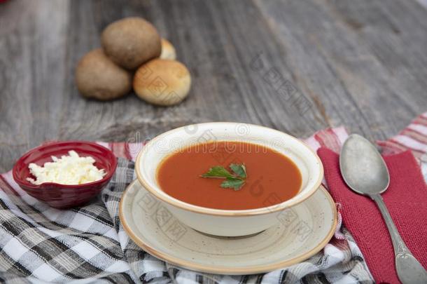 番茄汤.自家制的番茄汤和番茄es,草本植物和香料