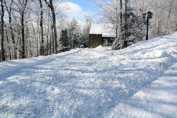 冬风景关于现代的国家房屋后的下雪