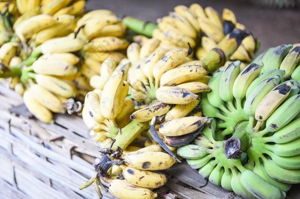 新鲜的成熟的香蕉黄色的和绿色的香蕉向木材背景采用