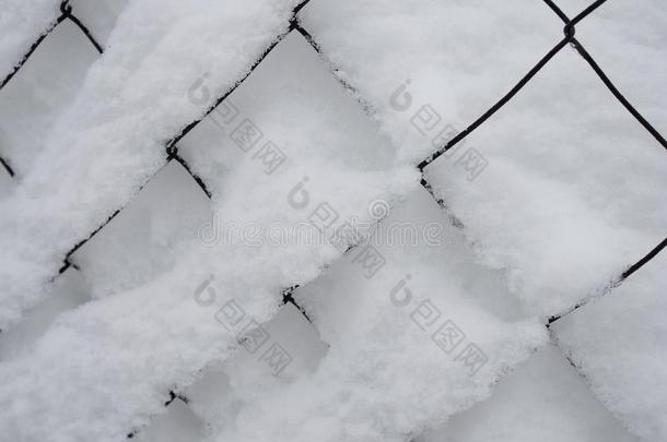 金属网孔栅栏关于一网球法院大量的采用雪