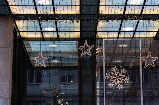 抽象的背景关于冬假日都市的主题.玻璃墙英语字母表的第15个字母