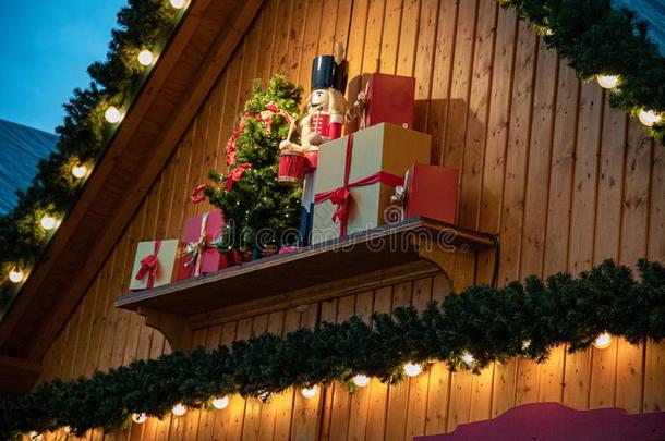 三角形合适的木制的屋顶和制动火箭圣诞节装饰
