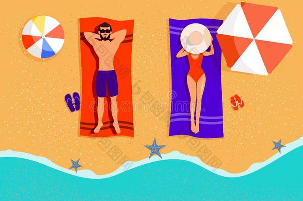 对向指已提到的人海滩顶看法.男人和女人日光浴向毛巾