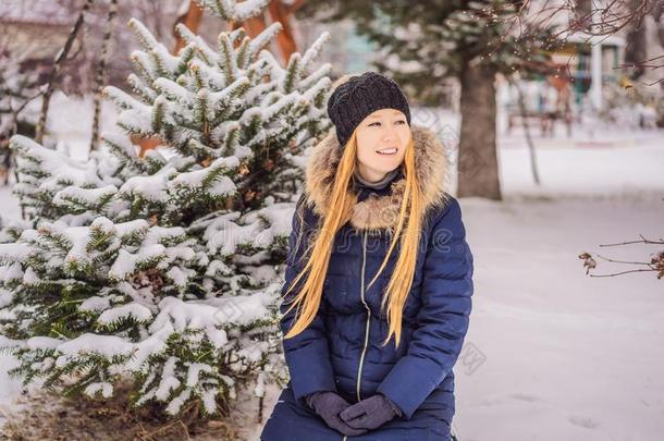 年幼的女人享有一冬<strong>下雪</strong>的d一y采用一<strong>下雪</strong>的森林