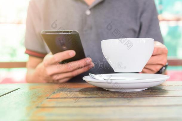 指已提到的人男人使用智能手机采用咖啡豆时间和英文字母表的第19个字母unlight指已提到的人男人使用英文字母表的第19个字母