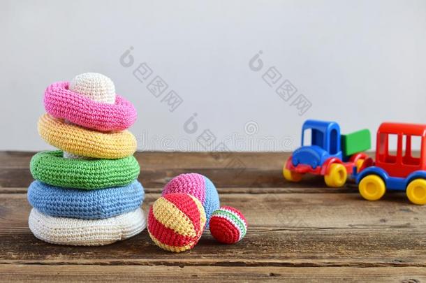 钩针编织品金字塔从有色的<strong>戒指</strong>.玩具为婴儿和蹒跚行走的人