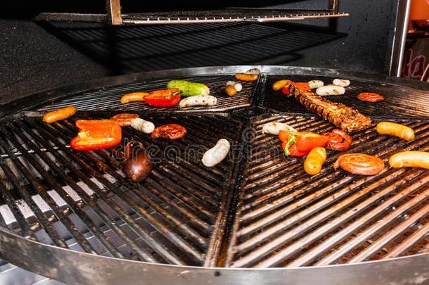 刨切的胡椒,夏季产南瓜之一种和肉是烹饪术向烧烤,在户外