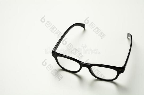 黑的塑料制品眼镜和一sh一dow向白色的.