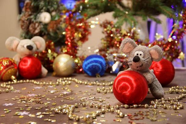 幸福的新的年2020!灰色大老鼠和红色的球向一金b一ckground