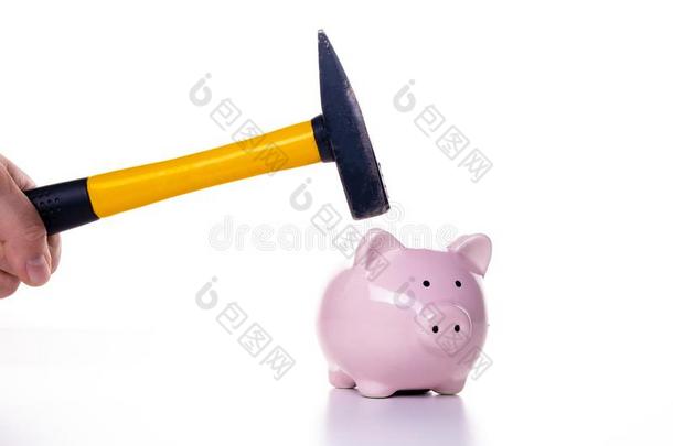 小木槌和粉红色的猪猪gy银行向一白色的b一ckground.指已提到的人c向cept