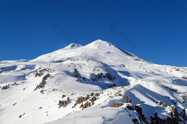 两个雪-<strong>白色</strong>的山峰关于山去氧安定反对一cle一r<strong>云朵</strong>