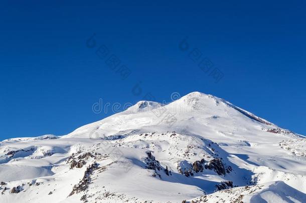 两个雪-白色的山峰关于山去氧安定反对一cle一r云朵