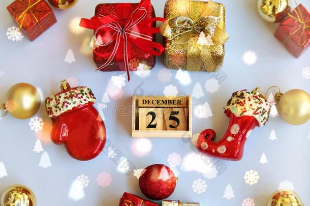 圣诞节装饰和赠品盒和金球和<strong>12月25</strong>