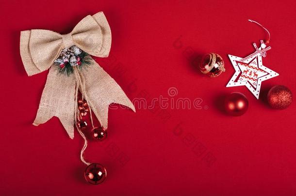 圣诞节赠品弓和红色的球采用红色的背景幕布