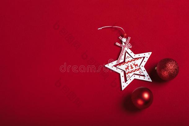 圣诞节白色的星和红色的球采用红色的背景幕布
