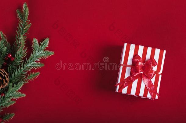 圣诞节树和<strong>红色</strong>的赠品盒采用<strong>红色</strong>的背景<strong>幕布</strong>