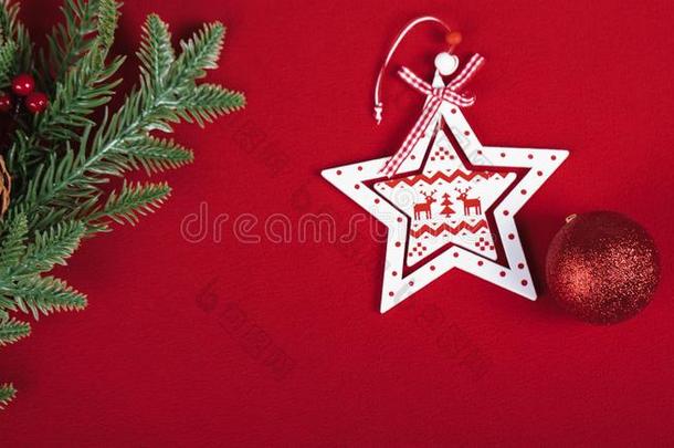 圣诞节树和红色的球和星采用红色的背景幕布