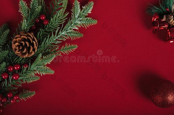 圣诞节树和红色的钟和球采用红色的背景幕布