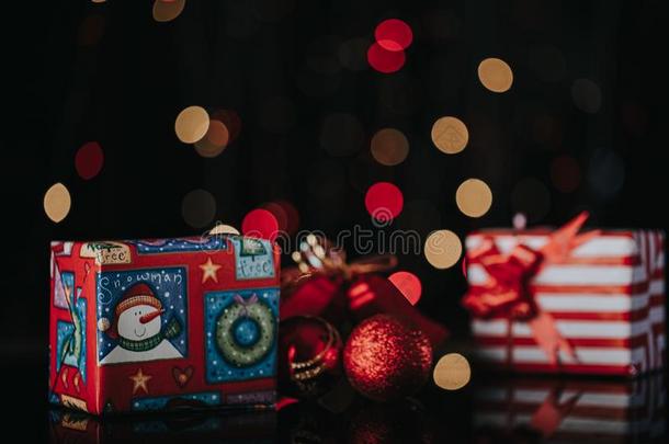 圣诞节赠品盒,钟,杂乱反对焦外成像背景幕布
