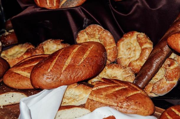 新鲜的烘烤制作的各种面包采用指已提到的人面包房面包一条面包